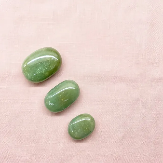 Green aventurine palm stone